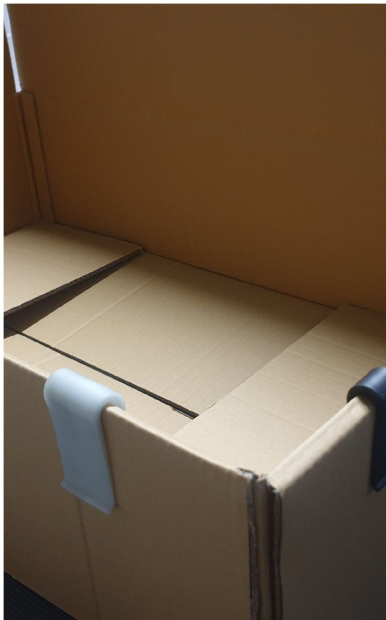 PackClip Pro hält Kartonlaschen offen
